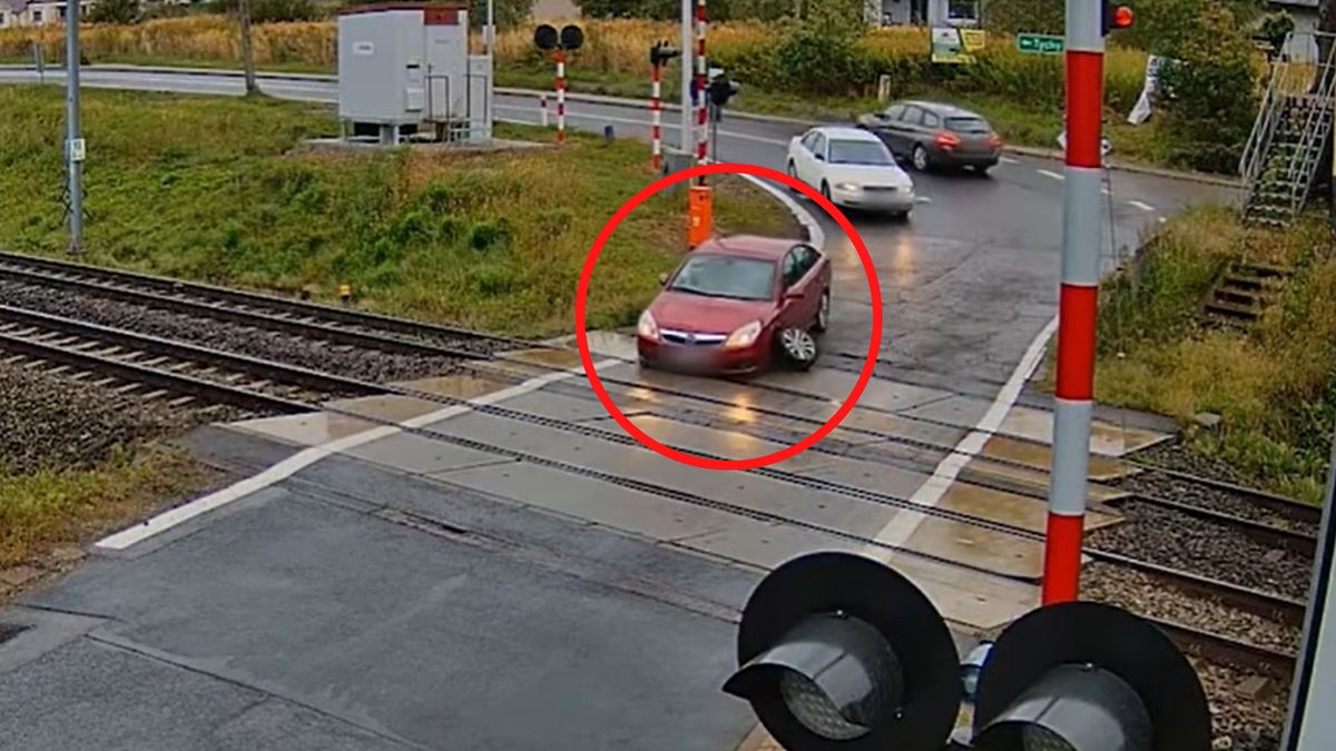 Na przejeździe kolejowym odpadło mu koło.