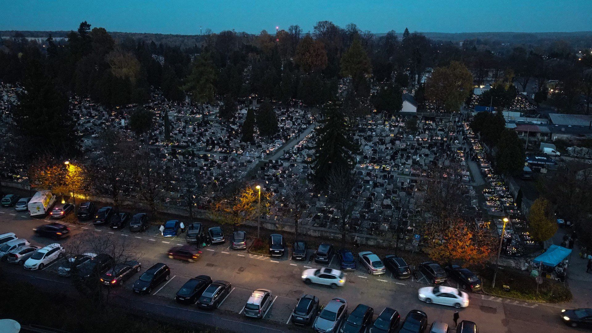 Cmentarz Kule we Wszystkich Świętych po zmroku