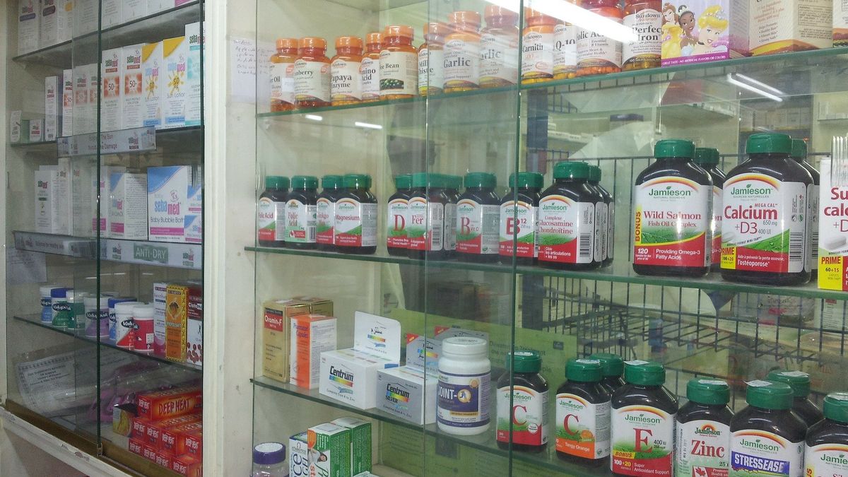 Kolejne przepisy regulujące działanie aptek coraz bardziej pogrążają branżę – ostrzegają farmaceuci 