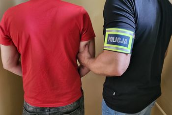 Napad na kantor w Świeciu! Zamaskowany 21-latek groził przedmiotem przypominającym broń. Wpadł wraz ze wspólnikiem