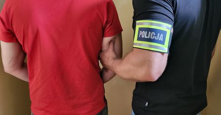 Napad na kantor w Świeciu! Zamaskowany 21-latek groził przedmiotem przypominającym broń. Wpadł wraz ze wspólnikiem