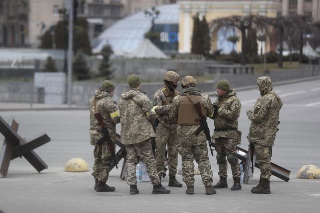 epa09805708 Ukrainian servicemen stand next to Czech hedgehogs in downtown Kyiv (Kiev), Ukraine, 06 March 2022. Russian troops entered Ukraine on 24 February leading to a massive exodus of Ukrainians as well as internal displacements. According to the United Nations (UN), at least 1.5 million people have fled Ukraine to neighboring countries since the beginning of Russia's invasion.  EPA/ZURAB KURTSIKIDZE Dostawca: PAP/EPA.