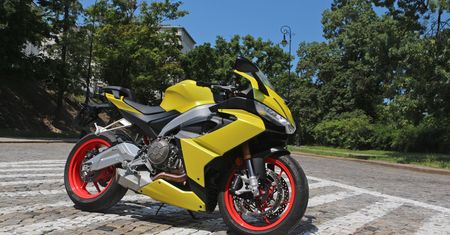Aprilia RS 660 to sportowiec o dwóch obliczach