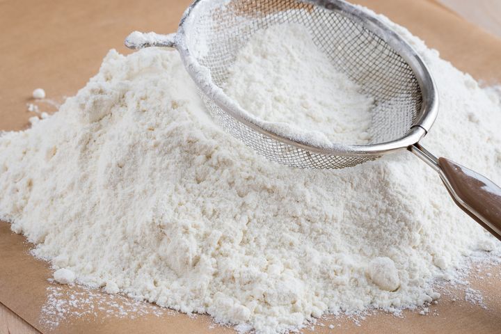 Mąka pszenna jest spożywana przez Polaków w nadmiarze.