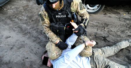 Polska: Ustalony i zatrzymany przez Policję sprawca gwałtu na 8-letniej dziewczynce. Mamy film z zatrzymania sprawcy.