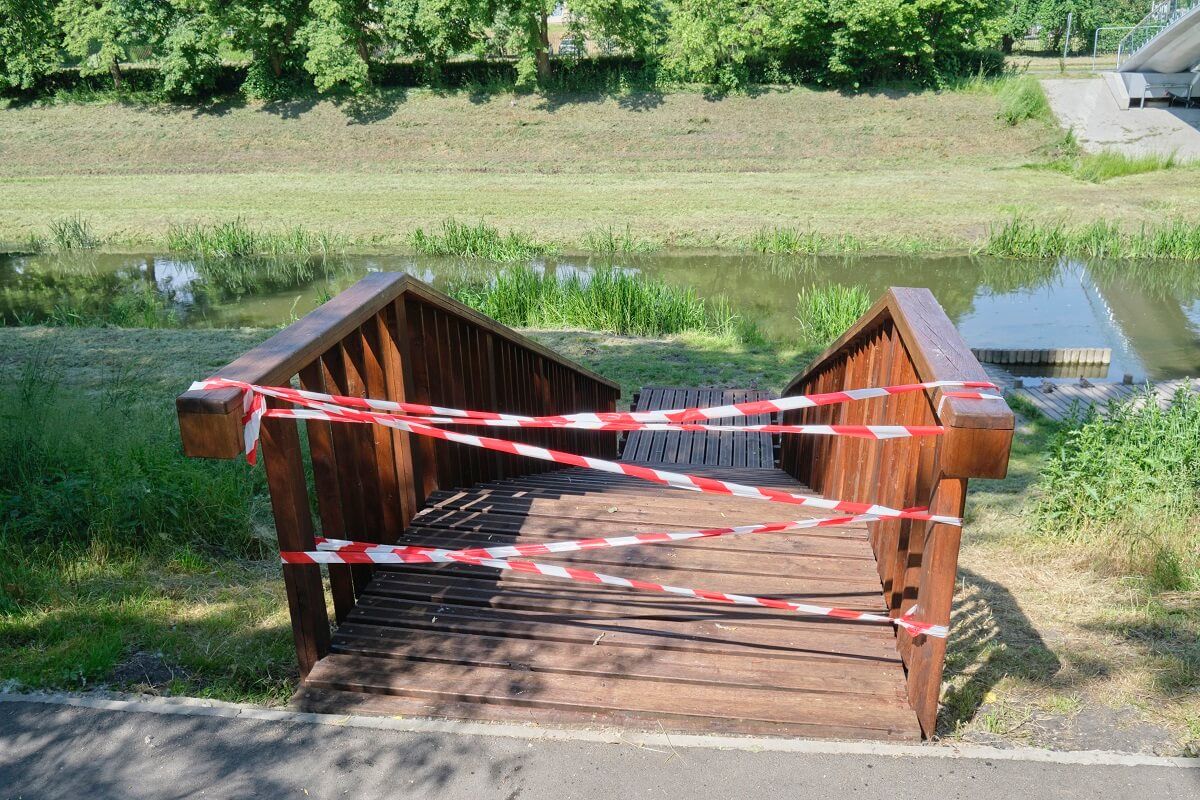 Zamknięta kładka przy Parku Ludowym