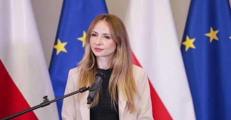 Mieli dostać po 1000 zł miesięcznie od rządu. Są kontrowersje
