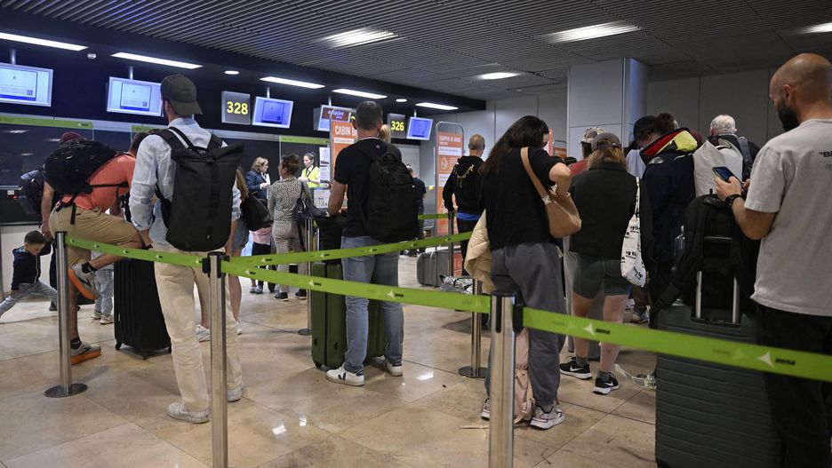Spain suffers massive ongoing blackout
MADRID, SPAIN - APRIL 28: A view of Barajas Airport after a widespread power outage strikes Spain and Portugal as the causes are still unknown and flight disruptions are expected, in Madrid, Spain on April 28, 2025. Burak Akbulut / Anadolu/ABACAPRESS.COM 
Dostawca: PAP/Abaca
AA/ABACA
energy