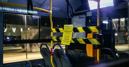 Nowy limit pasażerów w środkach komunikacji zmniejsza obostrzenia, ale nie zmniejsza chaosu. Komentują rzecznicy i kierowcy