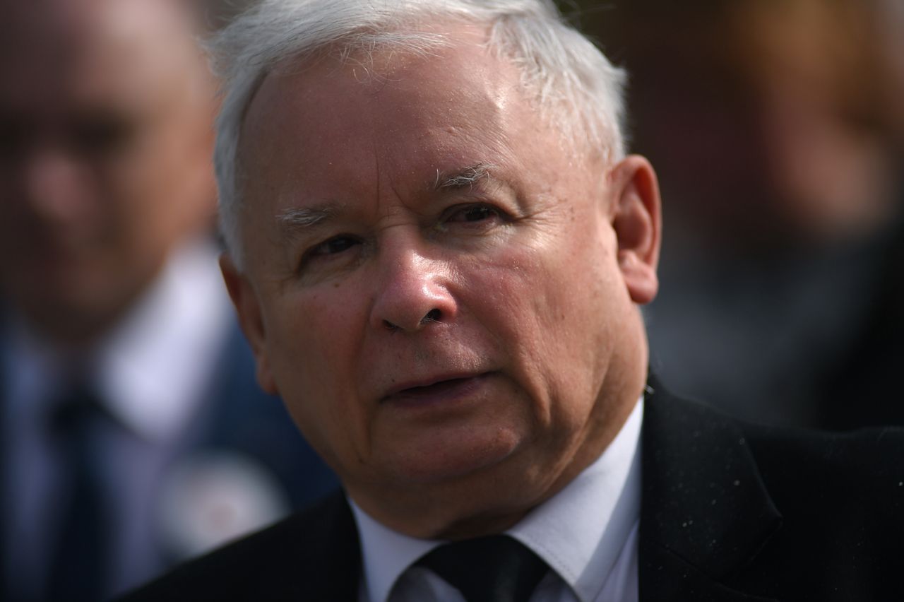 Jarosław Kaczyński awansował pracowników spółek PKP na swoich asystentów