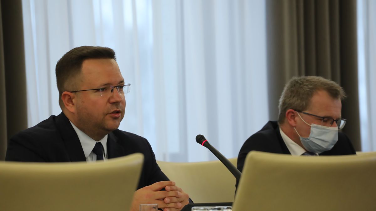 Warszawa, 04.01.2022. Kandydaci na członków Rady Polityki Pieniężnej Ludwik Kotecki (P) i Przemysław Litwiniuk (L) podczas posiedzenia senackiej Komisji Budżetu i Finansów Publicznych, 4 bm. w Senacie w Warszawie. Komisja zajmuje się zaopiniowaniem kandydatów na członków RPP. (amb) PAP/Wojciech Olkuśnik