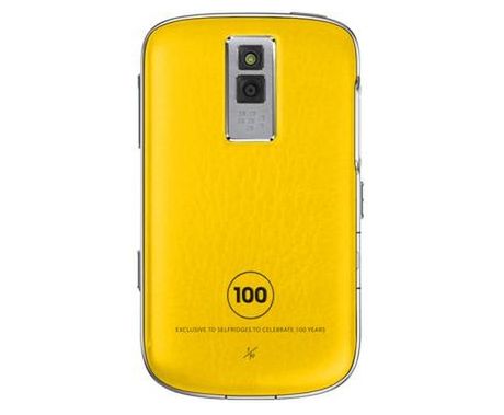Żółciutki BlackBerry Bold na 100 lecie Selfridges