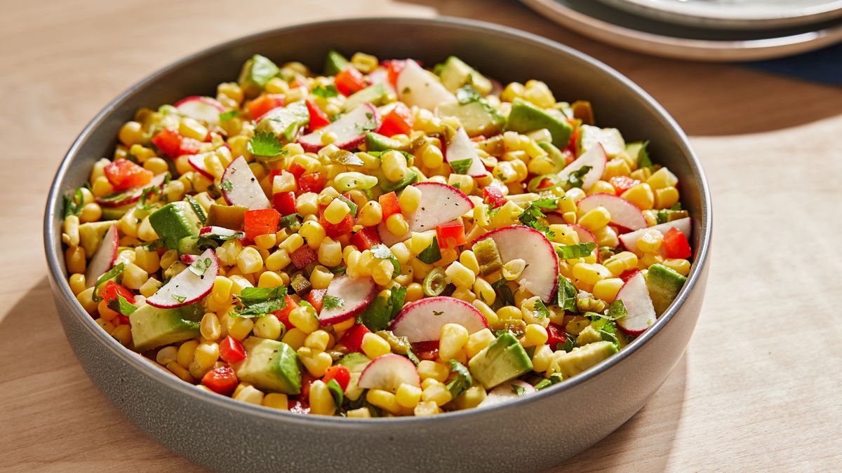 Sałatka z białej kapusty z dodatkiem kukurydzy i papryki idealnie sprawdzi się  do grillowanych potraw. 