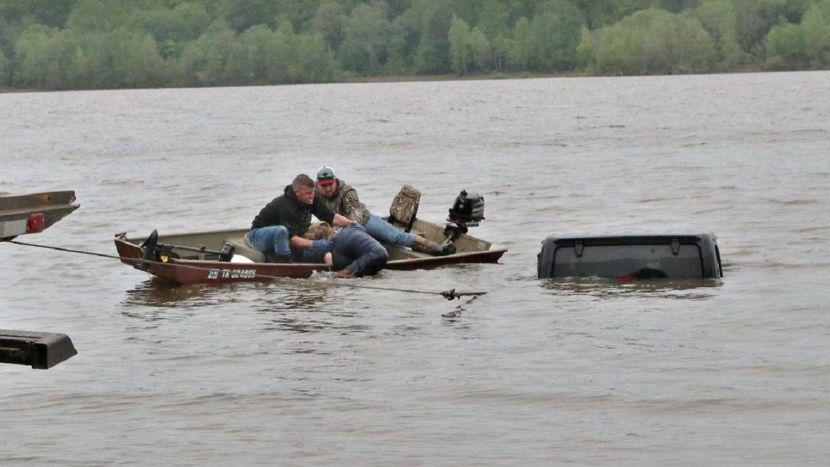 Kobieta została wyciągnięta z zatopionego jeepa w Lake O' the Pines w Teksasie.