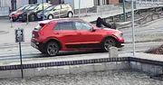 Wjechał w rowerzystkę na przejeździe. Potem uciekł. Rozpoznajesz go?