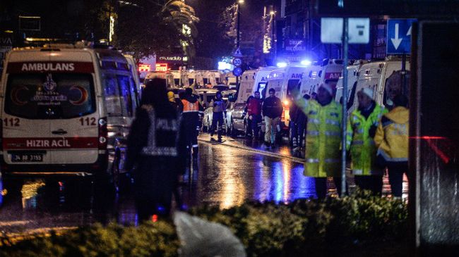 Karetki stojące pod klubem Reina w dniu zamachu w Stambule