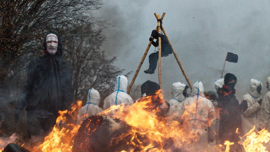 Evacuation of Luetzrath village in North Rhine-Westphalia
02 January 2023, North Rhine-Westphalia, Luetzerath: Activists build barricades and set them on fire while police make preparations for the planned eviction of Luetzerath village. Photo: Henning Kaiser/dpa 
Dostawca: PAP/DPA.
Henning Kaiser