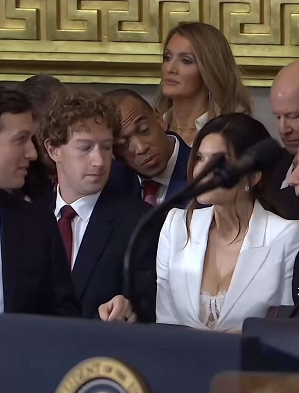 Mark Zuckerberg wpatruje się w dekolt Lauren Sanchez
