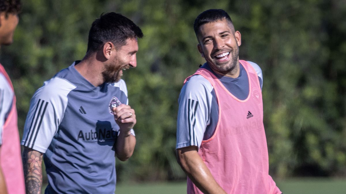 Spanish player Jordi Alba and Lionel Messi (R) attend a training session with Inter Miami at Florida Blue Training Center in Fort Lauderdale, Florida, USA, 01 August 2023. The MLS team signed the 34-year-old Alba from FC Barcelona. EPA/CRISTOBAL HERRERA-ULASHKEVICH Dostawca: PAP/EPA.