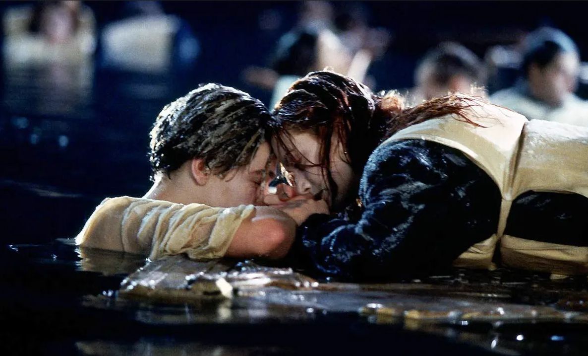 Rose (Kate Winslet) i Jack (Leonardo DuCaprio) na drewnianej tratwie w "Titanicu"