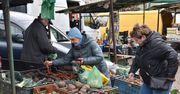 Pochmurny wtorek na targowisku w Koszalinie. Co króluje na stoiskach? [ZDJĘCIA]