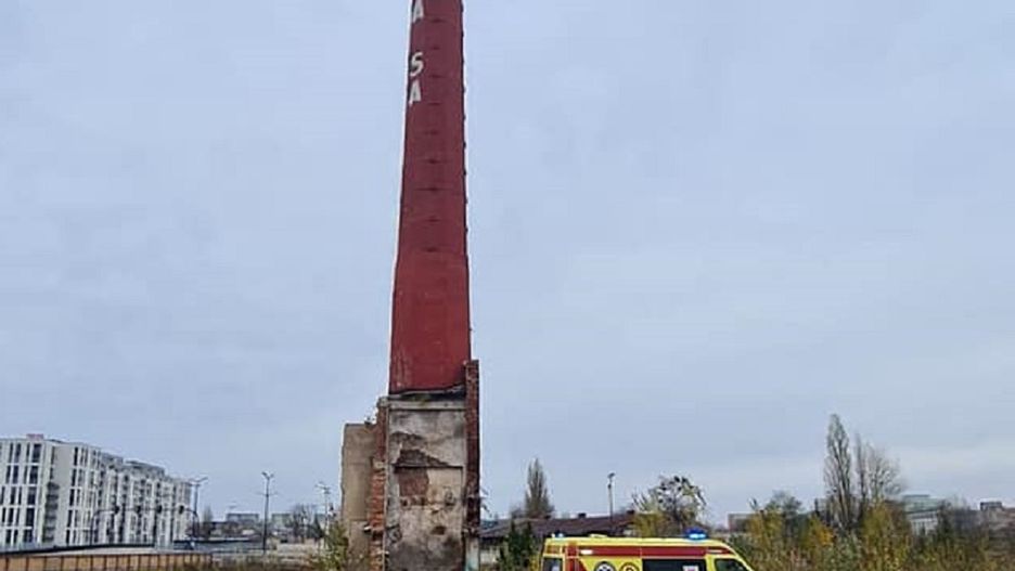 Dramatyczne chwile w Łodzi. Wspiął się na komin i wpadł do środka