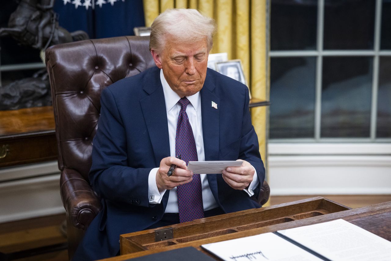 Donald Trump found an envelope with a letter in the desk in the Oval Office.