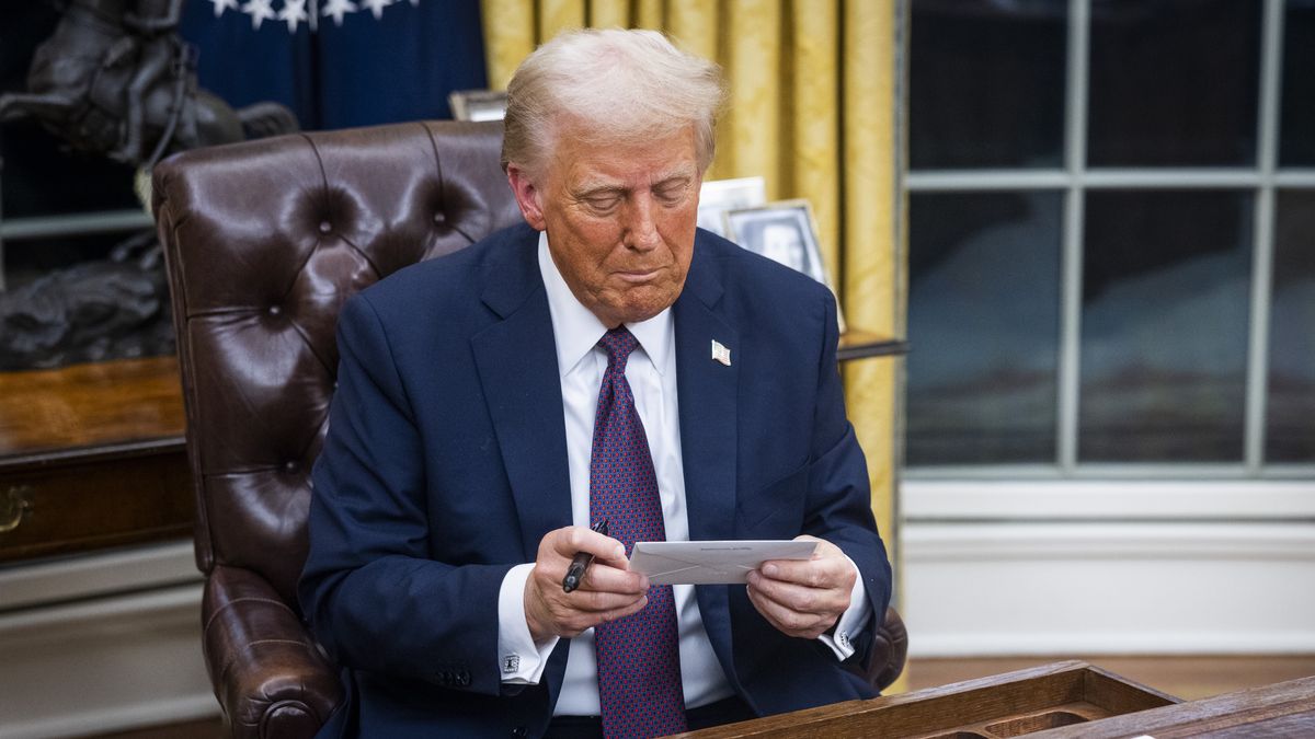 US Presidential Inauguration 2025
epa11840879 US President Donald Trump looks at a letter from former President Joe Biden left for him in the drawer of the Resolute desk on the first day of his presidency in the Oval Office of the White House in Washington, DC, USA, 20 January 2025. Trump, who defeated Kamala Harris to become the 47th president of the United States, was sworn in earlier in the day, though the planned outdoor ceremonies and events were cancelled due to extremely cold temperatures.  EPA/JIM LO SCALZO / POOL 
Dostawca: PAP/EPA.
JIM LO SCALZO / POOL
US Presidential Inauguration 2025