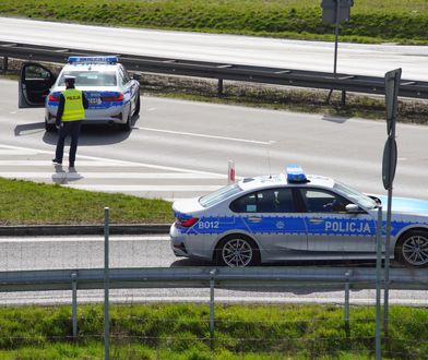 Żołnierz na ekspresówce. Świadek musiał zajechać drogę i wezwać policję