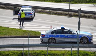 Żołnierz na ekspresówce. Świadek musiał zajechać drogę i wezwać policję