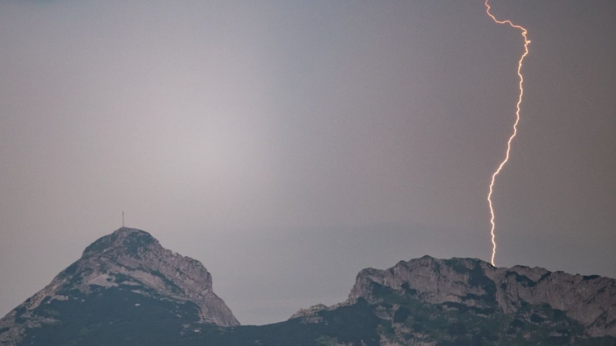 Wielu turystów wyszło w góry mimo ostrzeżeń. RCB ostrzegało przed burzami, wiatrem i ulewnym deszczem