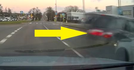 Tak się kończy jazda na "ciemnozielonym". Smutny widok rozbitego mercedesa