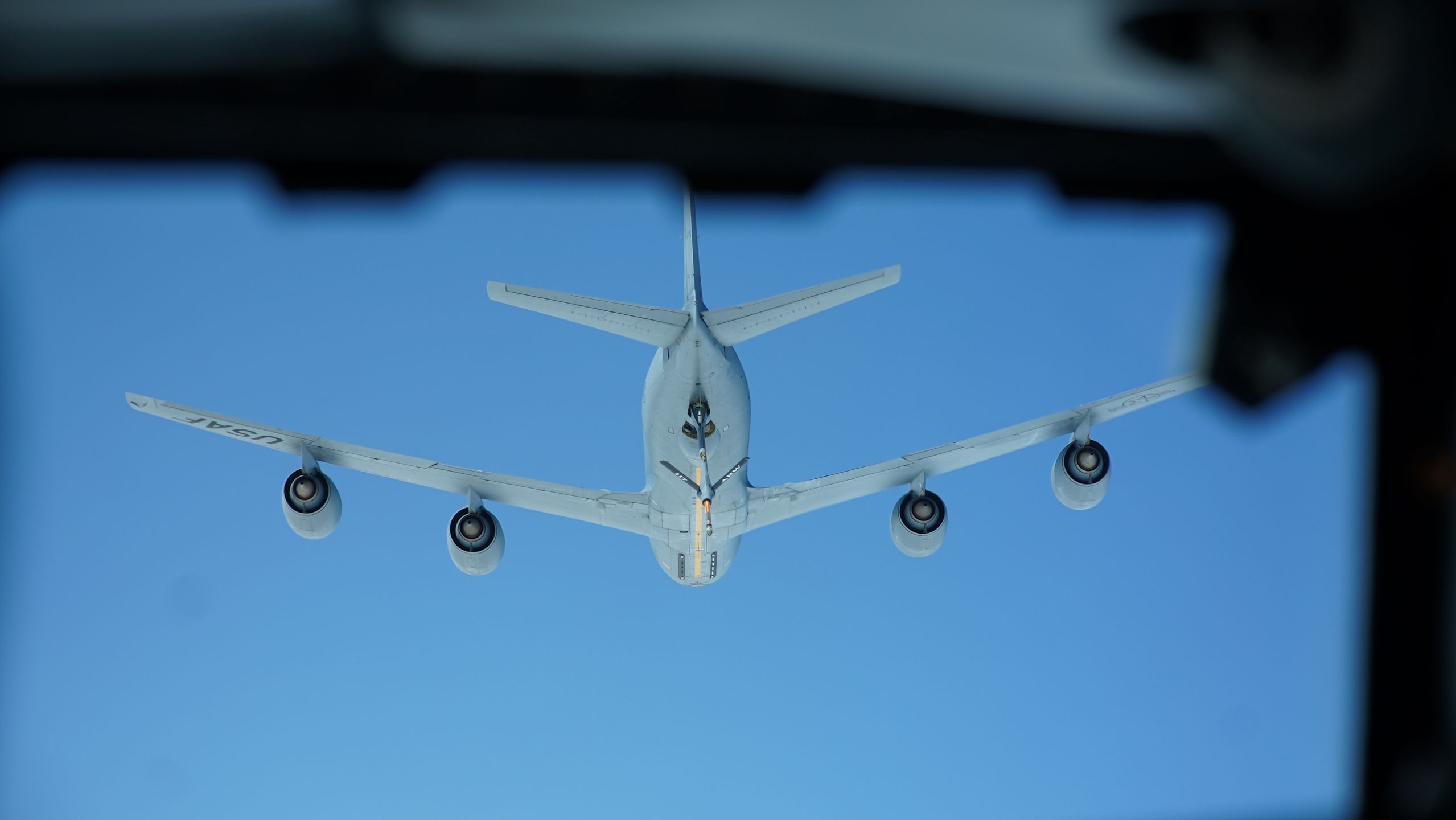 Widok z kokpitu samolotu AWACS podczas tankowania w powietrzu