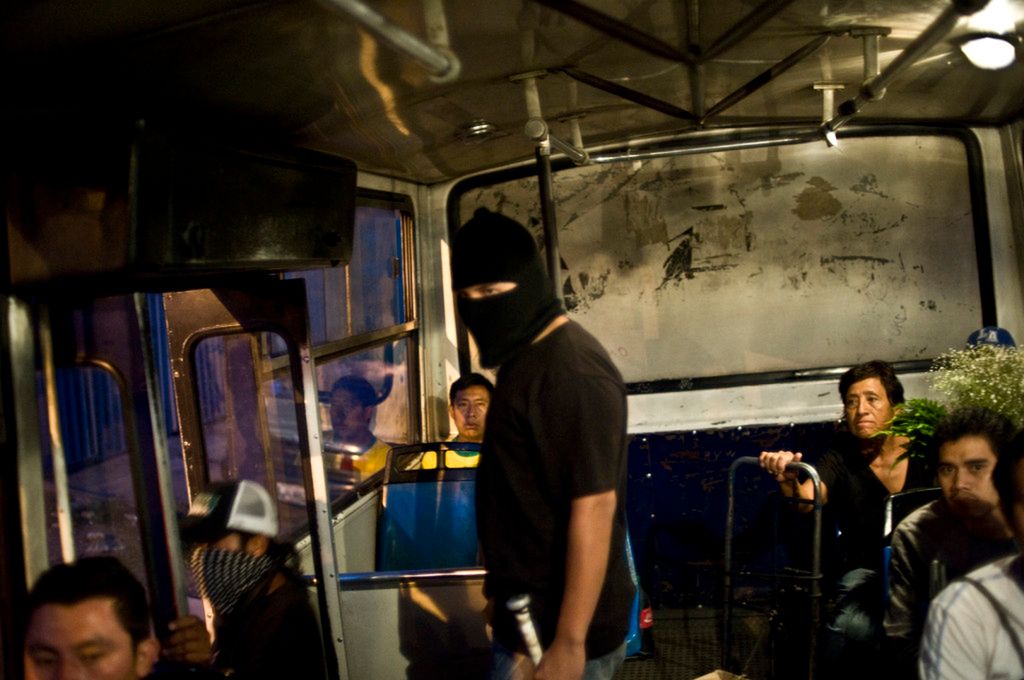 Gwatemala jest jednym trzech krajów regionu, który zmaga się z działalnością gangów, która przenika każdy aspekt życia. Od lat państwo jest podzielone między dwa, prominentne gangi Mara Salvatrucha (MS-13) i Barrio 18.