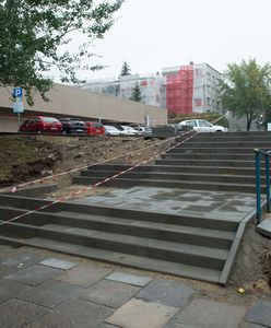 Warszawa. Schody przy wyjściu z metra Stokłosy przechodzą remont