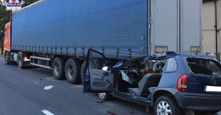 Wbił się pod naczepę tira stojącego na poboczu. Kierowca zginął na miejscu