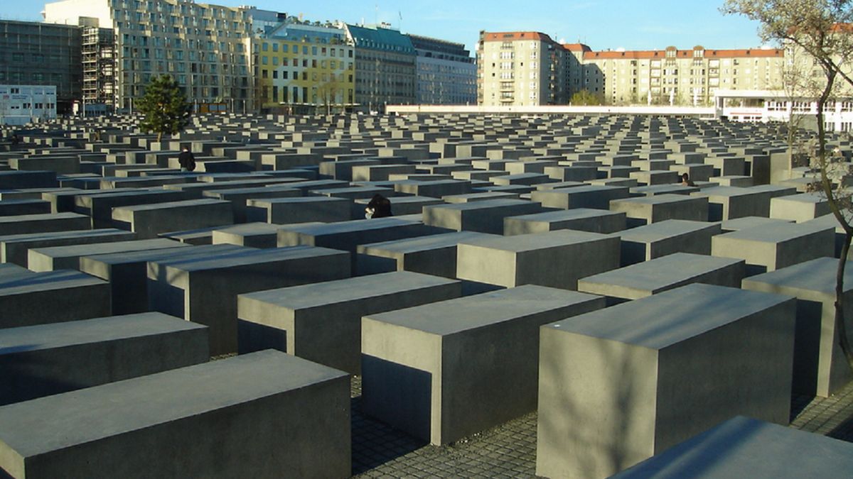 Turysta spadł z pomnika.