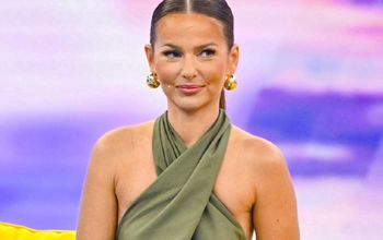 Tak stanęła przed kamerą. Capri blue to nowy hit