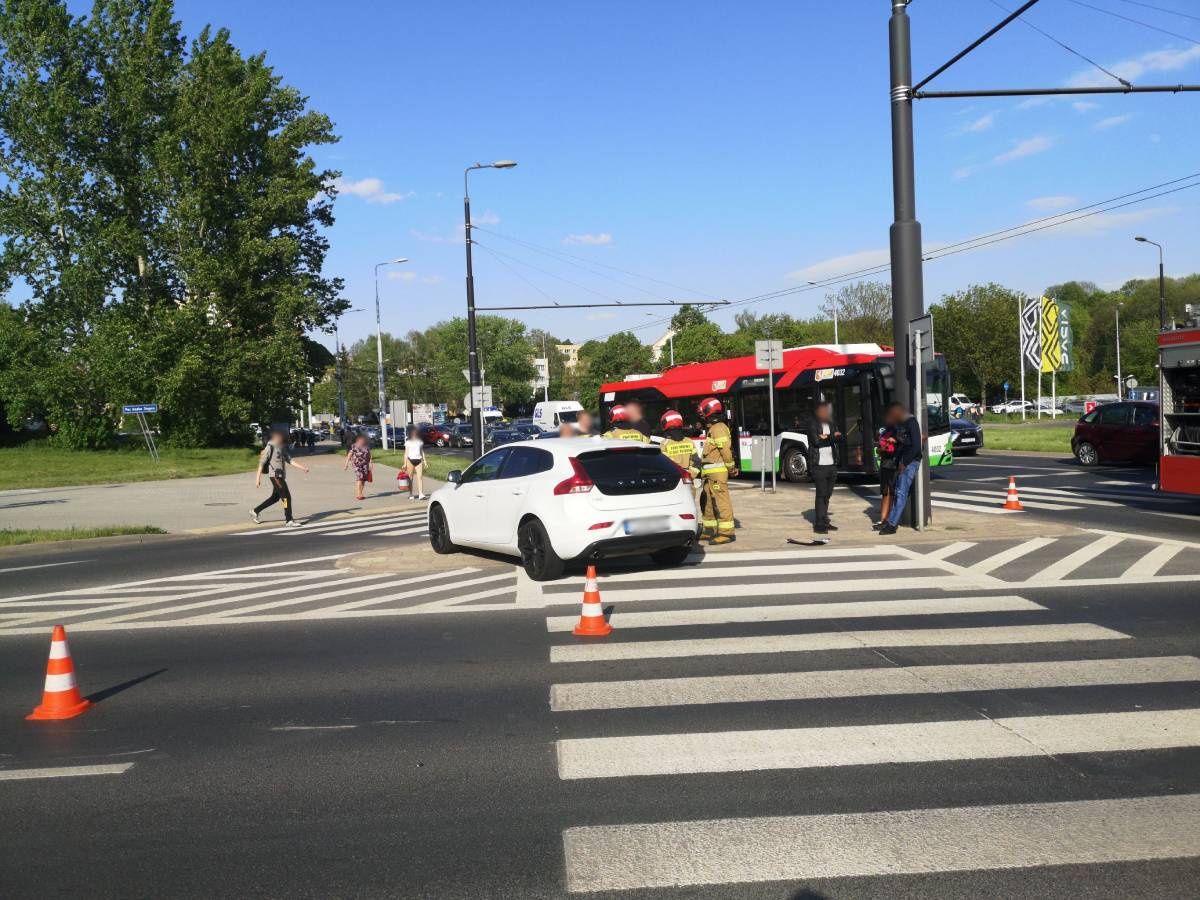 Zderzenie hondy z volvo na rondzie Mohyły w Lublinie
