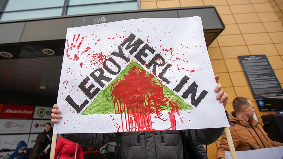 Akcja przeciwko Leroy Merlin przed jednym ze sklepów sieci w Gdański 