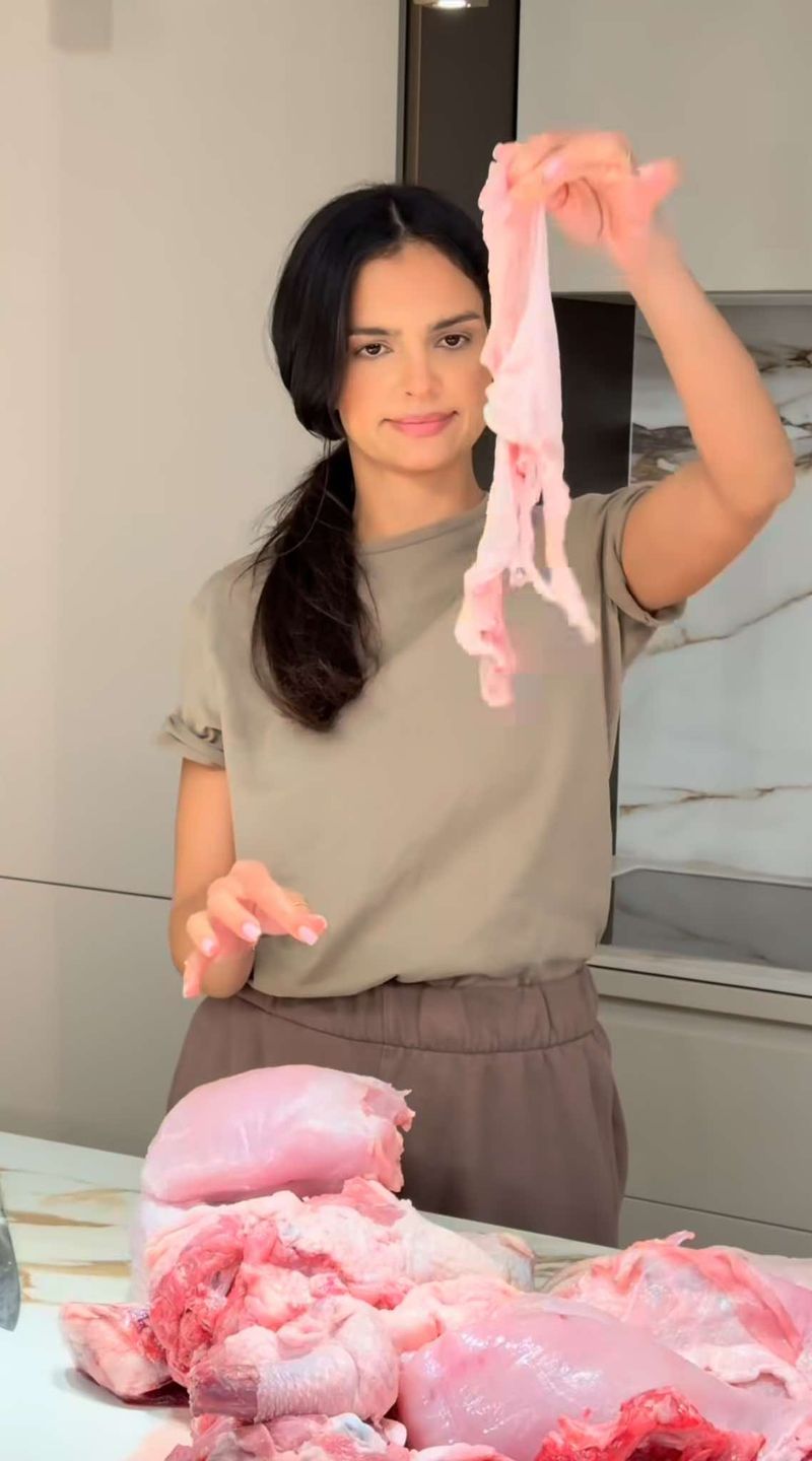 Klaudia El Dursi stroi miny, oporządzając mięso