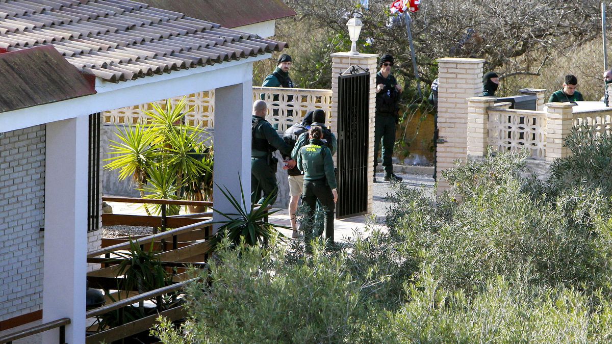 The Spanish Civil Guard inspects the area surrounding the village of La Marina, where two Polish men remain barricaded in a house after allegedly murdering two German men on 22 December, in Elche, Valencia, Spain, 23 December 2025. Another man is in serious condition at Elche Hospital following a beating. EPA/MORELL Dostawca: PAP/EPA.
