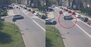 Zderzenie motocyklisty z osobówką. Przerażające wideo trafiło do sieci