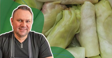 Podpatrzyłam trik u Strzelczyka. W kilka minut kapusta na gołąbki jest miękka, a liście same odchodzą