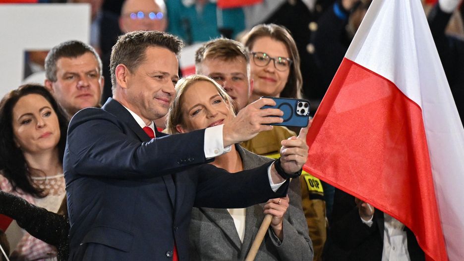 Sandomierz, 18.05.2025. Wybory prezydenta RP - I tura. Kandydat KO w wyborach prezydenckich, prezydent Warszawy Rafał Trzaskowski (L) z żoną Małgorzatą (C) w sztabie wyborczym w Hali Sportowo-Widowiskowej MOSiR w Sandomierzu, 18 bm. Zakończyło się głosowanie w I turze wyborów prezydenta RP. (mr) PAP/Piotr Polak