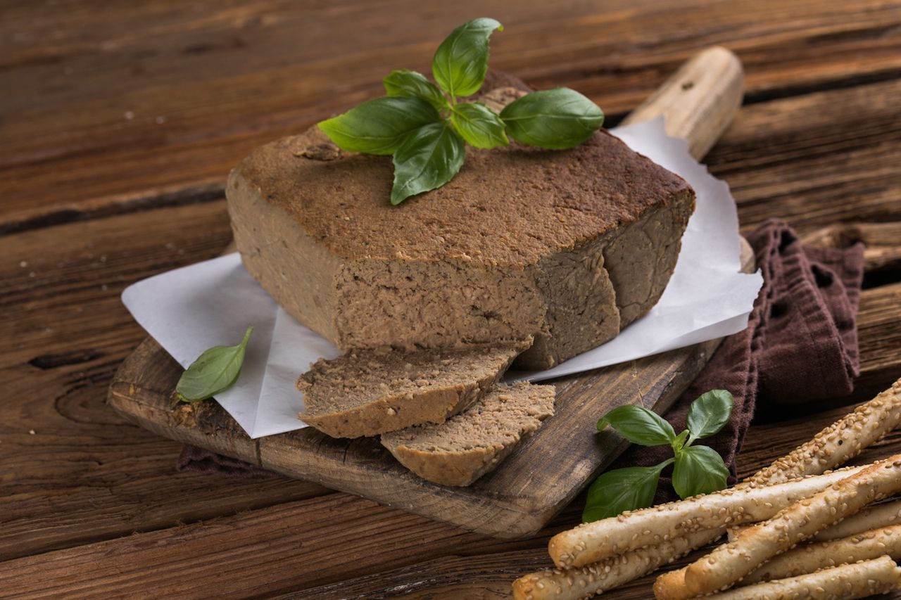 Tradycyjny pasztet drobiowy. Idealny do kanapek