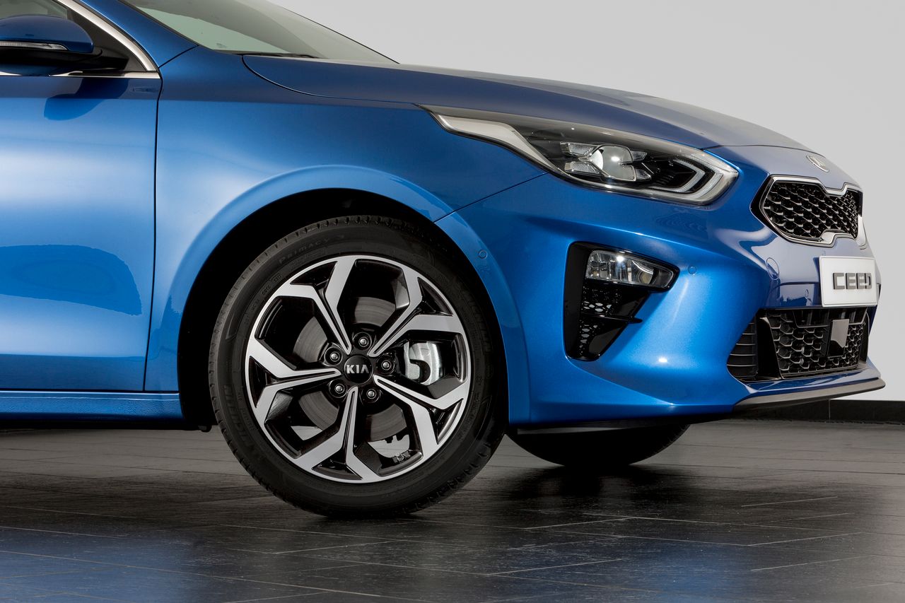 Nowy Ford Focus vs. nowa Kia Ceed. Podpowiadamy, który kompakt jest lepszą ofertą