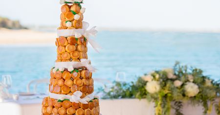 Perfekcyjny croquembouche. Przepis na weselną ptysiową piramidę