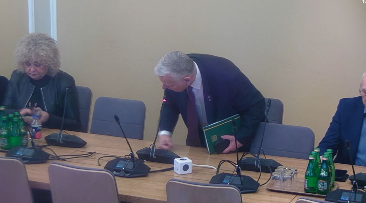 Marek Suski opuszcza posiedzenie komisji