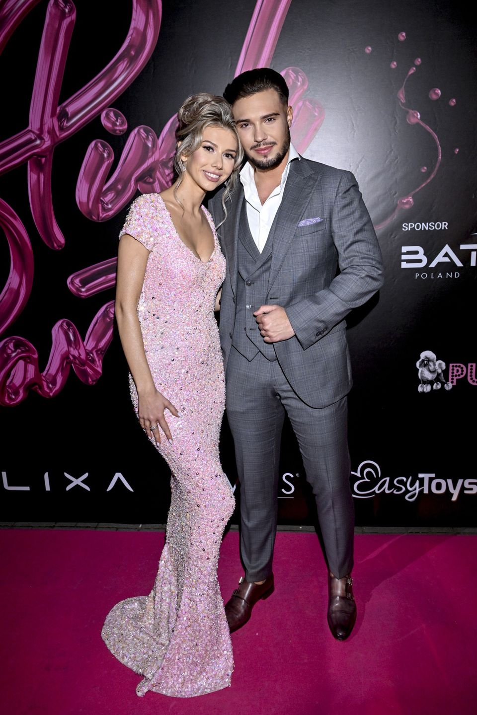 Pudelek Pink Party. Leon Myszkowski pozuje z ukochaną